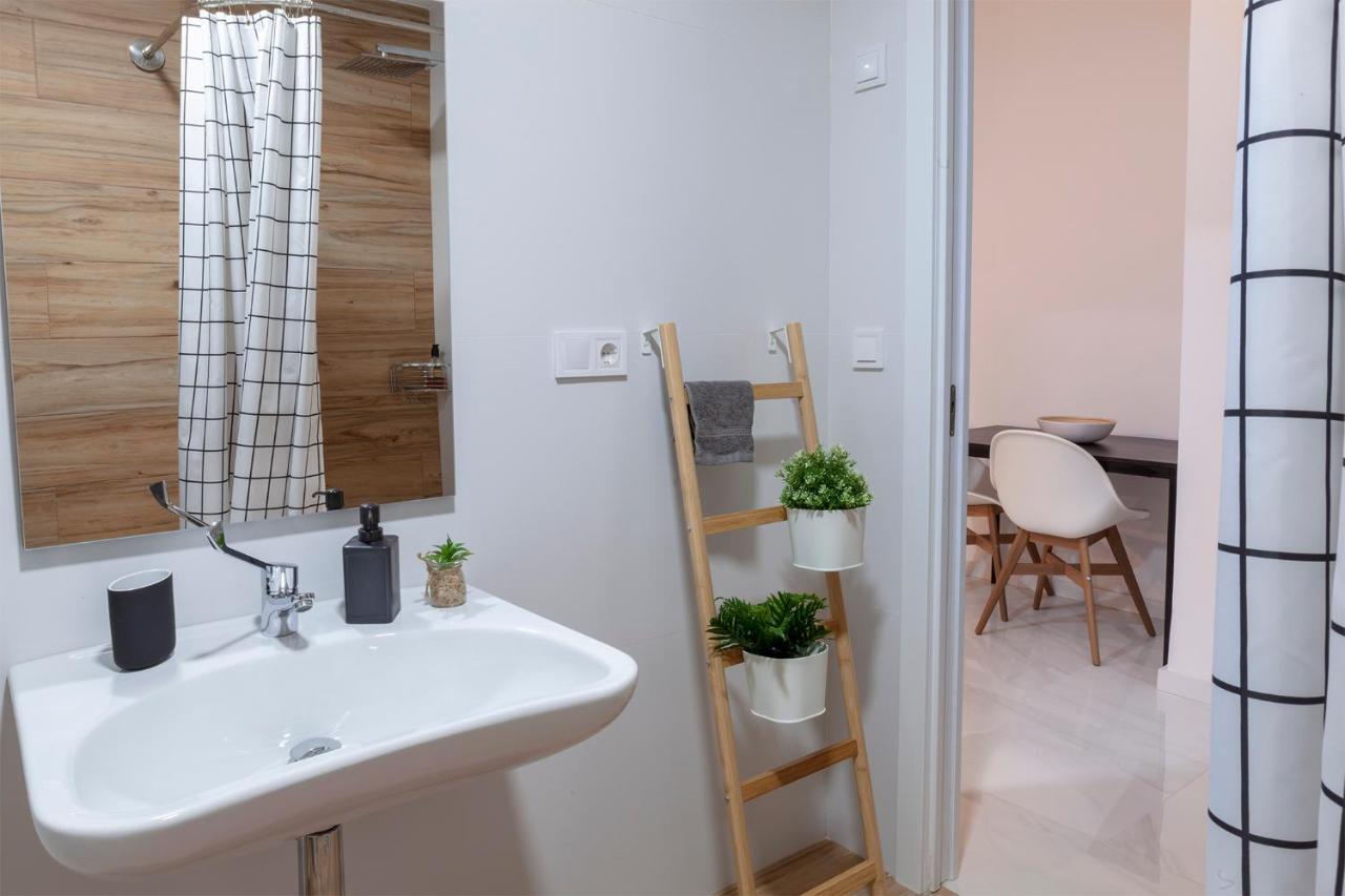 Artistic Digital Retreat-Great Location Near Metro Apartment Валенсия Екстериор снимка