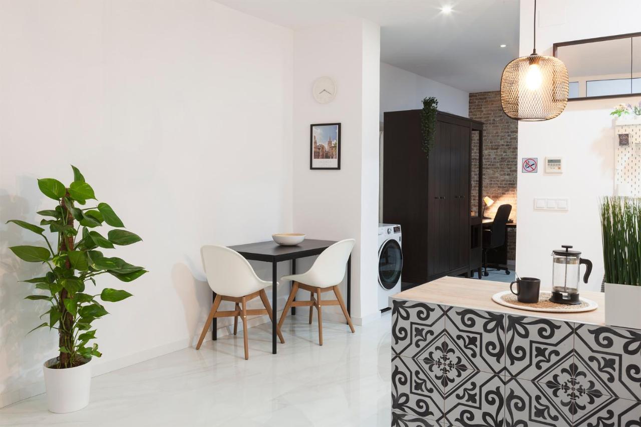 Artistic Digital Retreat-Great Location Near Metro Apartment Валенсия Екстериор снимка